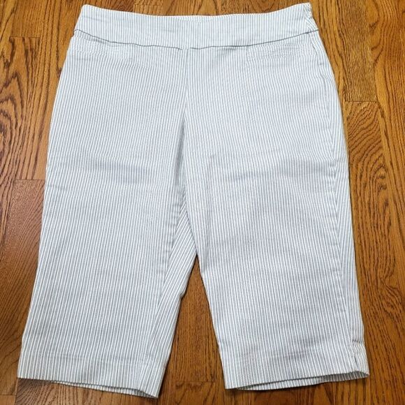 Croft & Barrow Gray & White Stripe Skimmer Shorts Size 14 - Picture 1 of 6